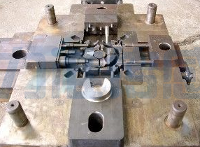 離合器液壓輔助系統和制動系統一起使用儲油箱(圖1) 離合器液壓輔助系統和制動系統一起使用儲油箱(圖1)